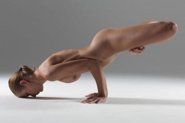 голая женская йога видео